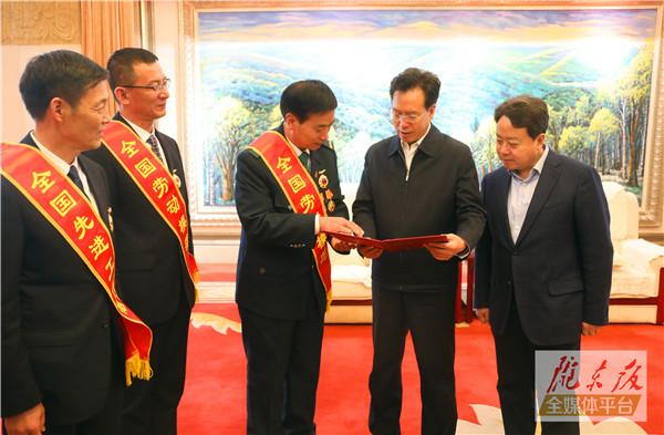 慶陽市3名全國勞動模范和先進(jìn)工作者載譽(yù)歸來！贠建民盧小亨親切會見