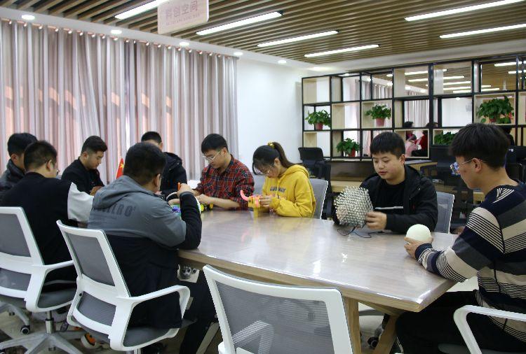 介子路社區(qū)360大學(xué)生社會實(shí)踐基地科創(chuàng)空間。  本報(bào)記者  盤小美  攝 