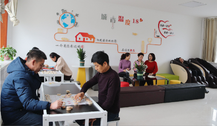 市民在東大街社區(qū)陽光客廳休閑娛樂。  通訊員  郭芳  攝  