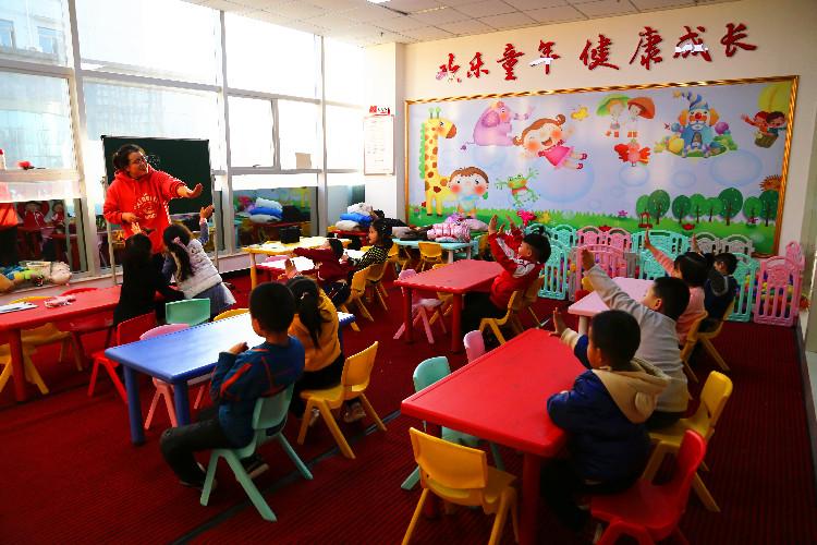 麗景幼兒園學(xué)生在合水東路社區(qū)的“四點(diǎn)半課堂”做互動游戲。  通訊員  翟娜娜  攝  