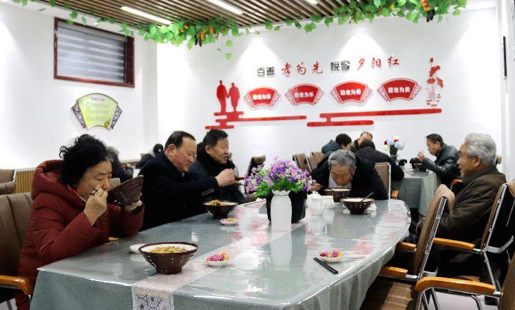南苑路社區(qū)，老人在“老年餐桌”就餐。  通訊員  耿洋洋  攝  