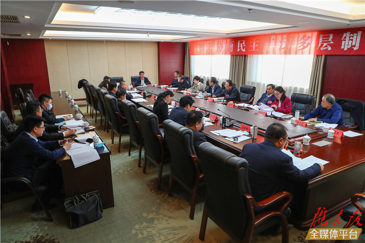 【圖說兩會(huì)】看！政協(xié)委員熱議政府工作報(bào)告