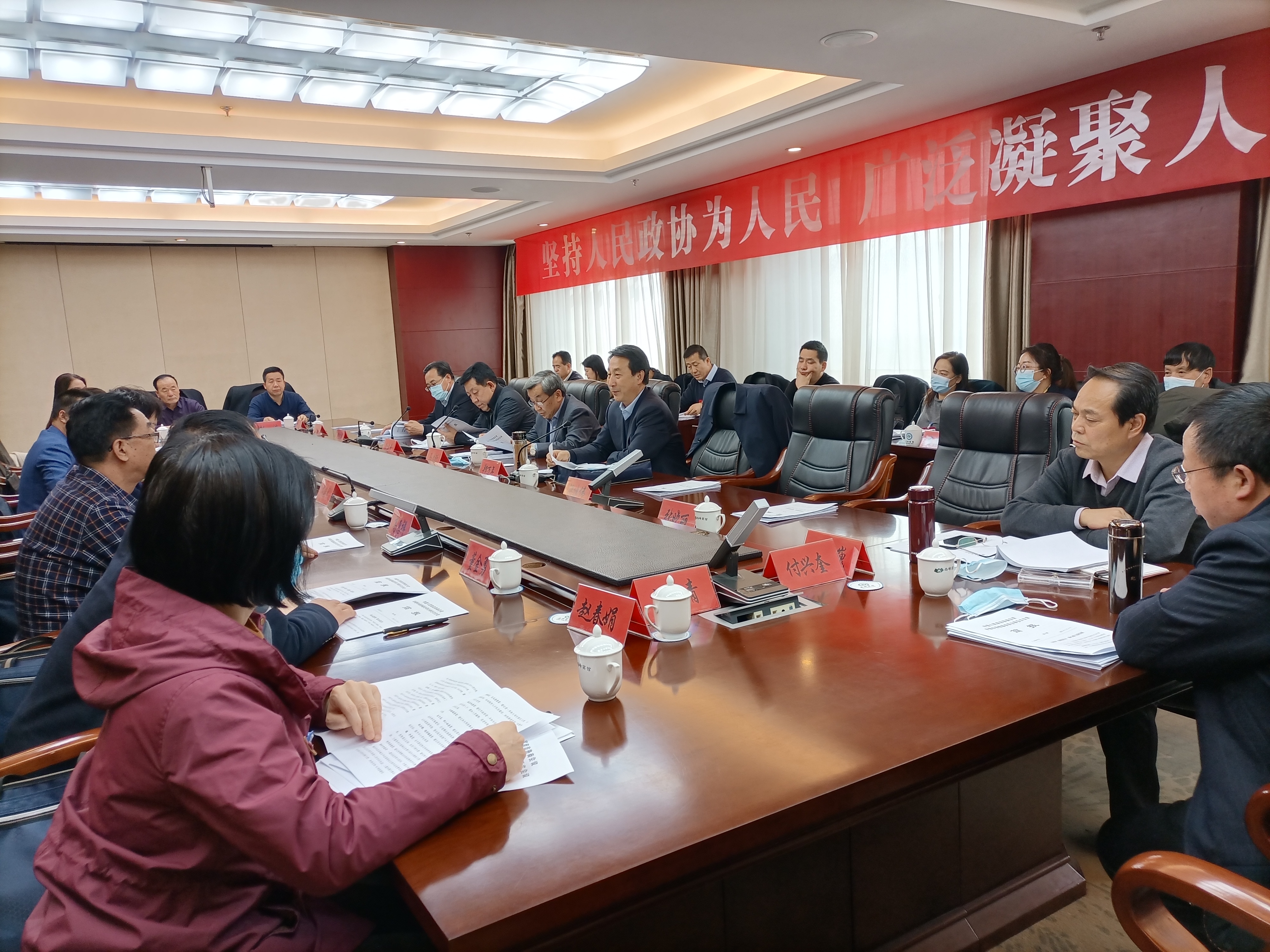 市政協(xié)委員繼續(xù)分組討論市委書記講話和相關報告。