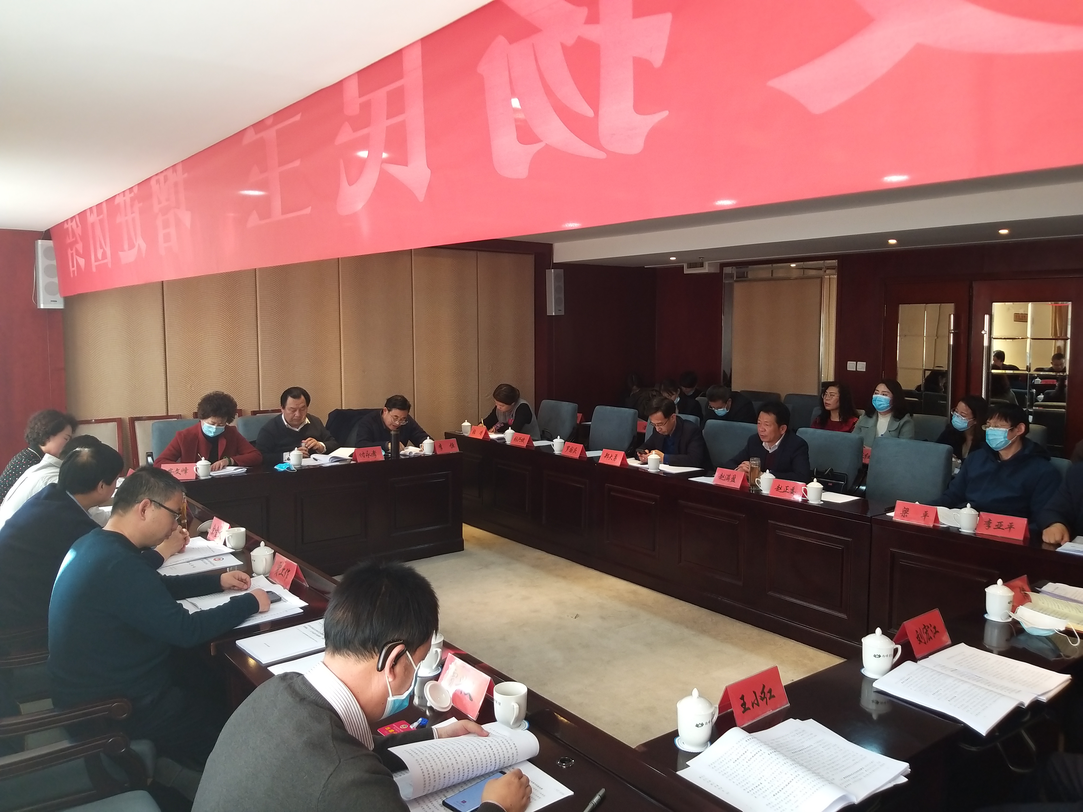 市政協(xié)委員繼續(xù)分組討論市委書記講話和相關報告。