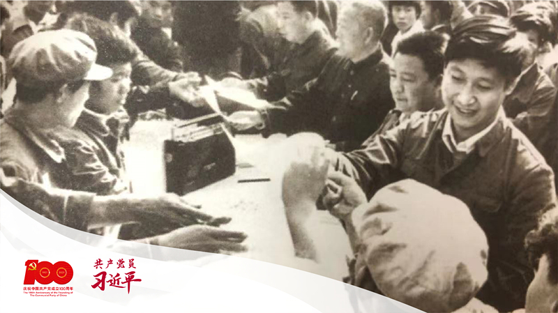 習(xí)近平帶領(lǐng)縣委工作人員在正定接頭發(fā)放《民意調(diào)查表》。 （圖片來源于《習(xí)近平在正定》）