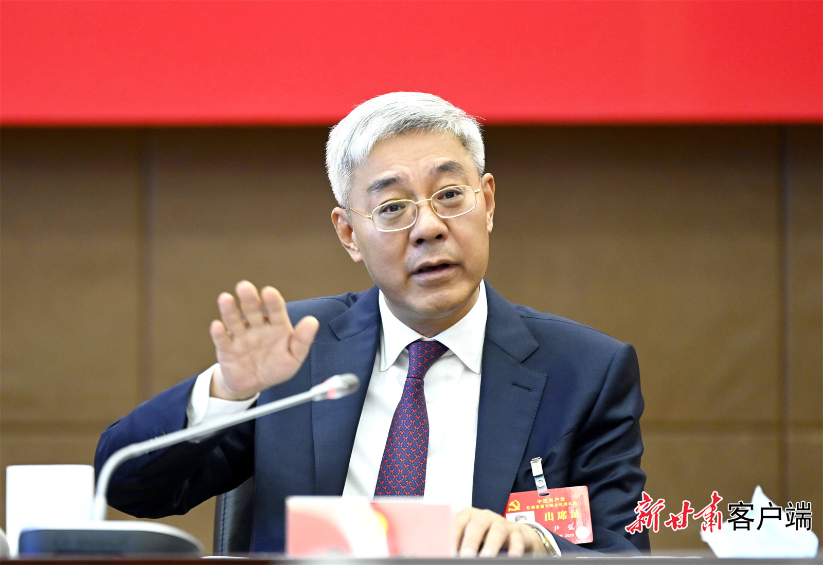 尹弘?yún)⒓游渫写韴F討論時強調(diào)：找準(zhǔn)功能定位，發(fā)揮比較優(yōu)勢，積極融入“一核三帶”區(qū)域發(fā)展格局