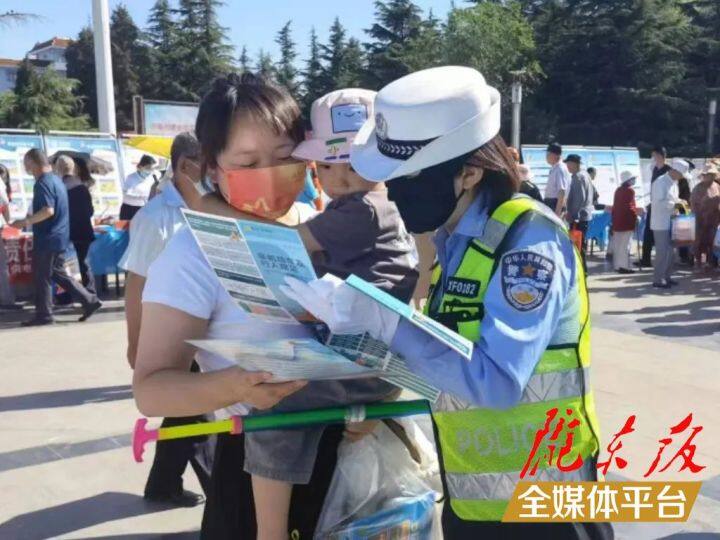 【創(chuàng)建全國文明城市·我們在行動】西峰公安交警強化“一老一小”宣傳，筑牢交通安全防線