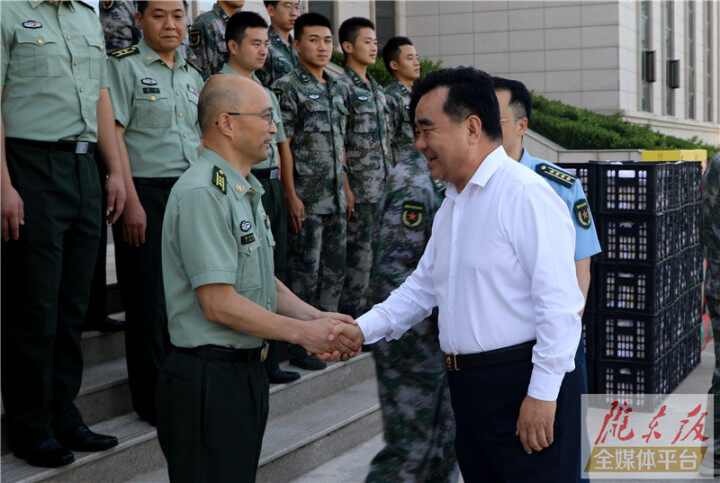 黃澤元周繼軍“八一”建軍節(jié)前看望慰問駐慶部隊(duì)官兵和消防救援指戰(zhàn)員