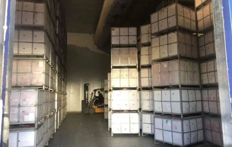 恒溫保鮮冷藏庫里存放的裝滿蘋果的果筐。