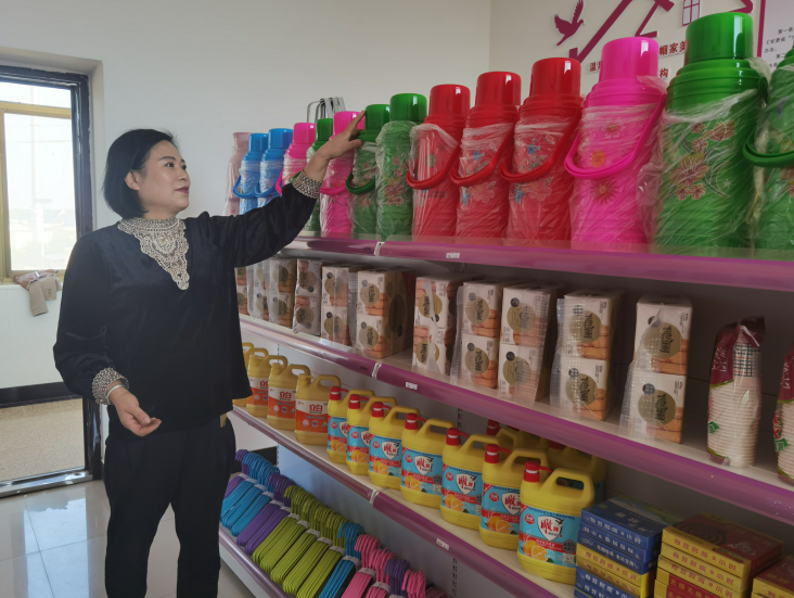 西峰區(qū)后官寨鎮(zhèn)帥堡村“巾幗家美積分超市”工作人員在整理物品。 通訊員 翟娜娜 攝