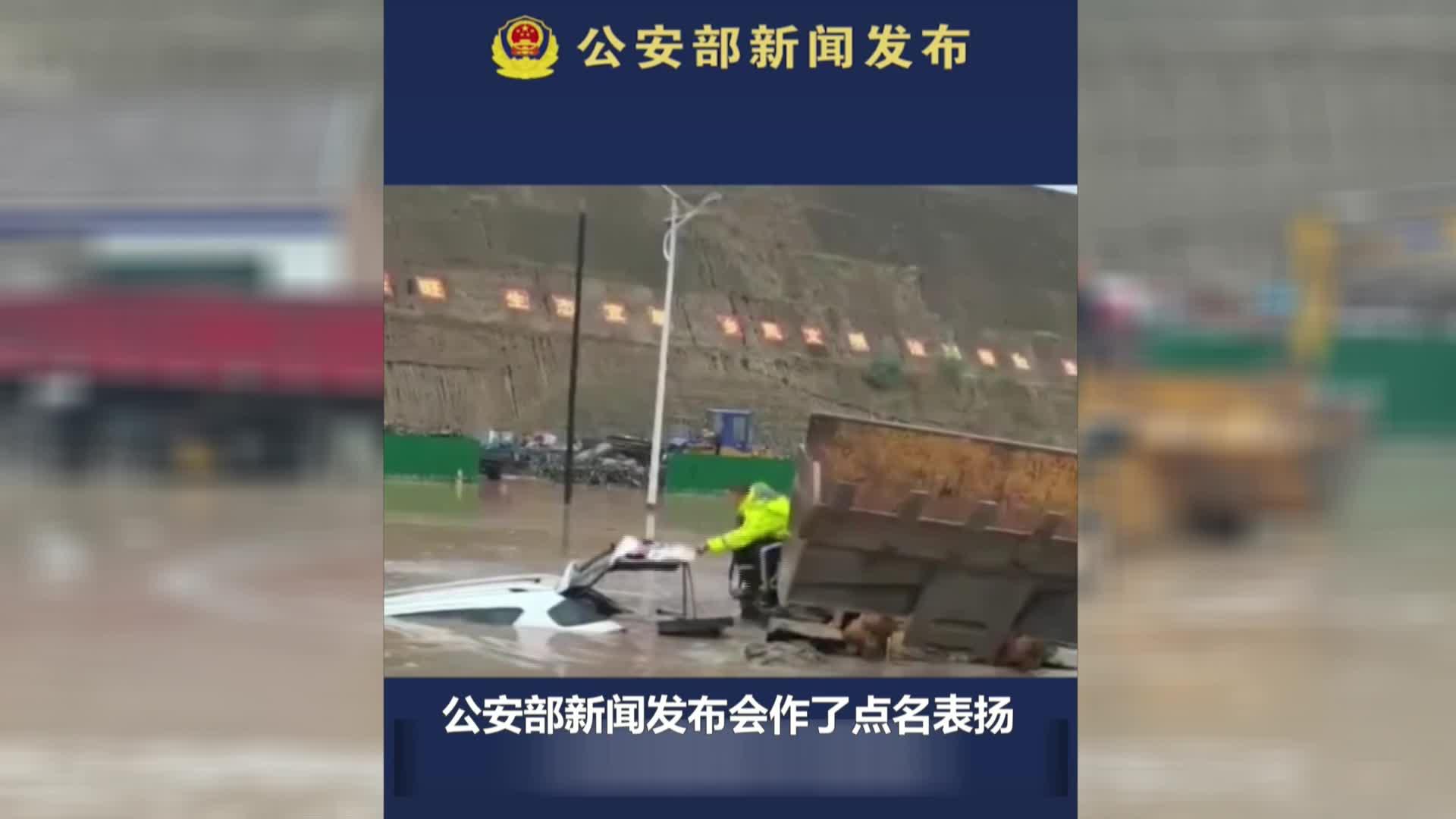 常睿:“一字馬”交警救民與危難