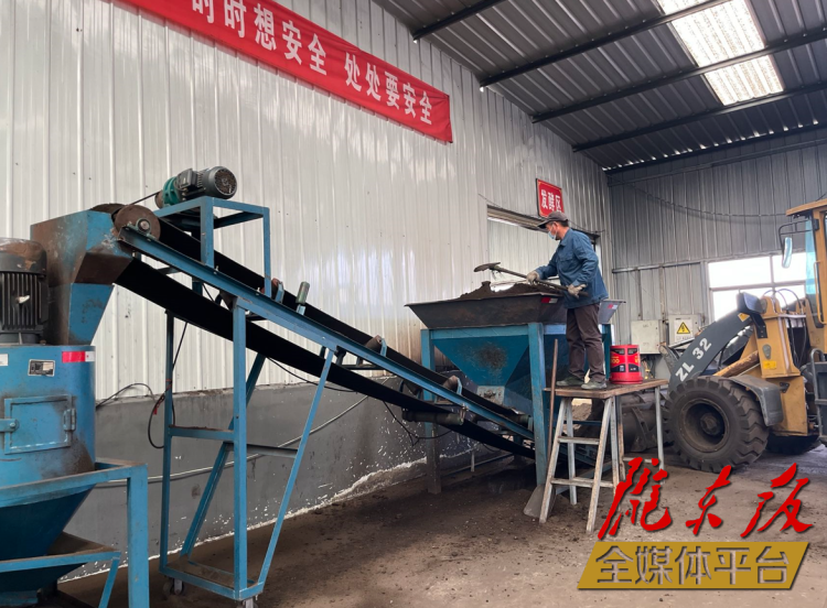 合水縣充分利用當(dāng)?shù)匦笄菁S便及秸稈回收的有機(jī)肥料“變廢為肥”。本報(bào)記者 劉萍凝 攝