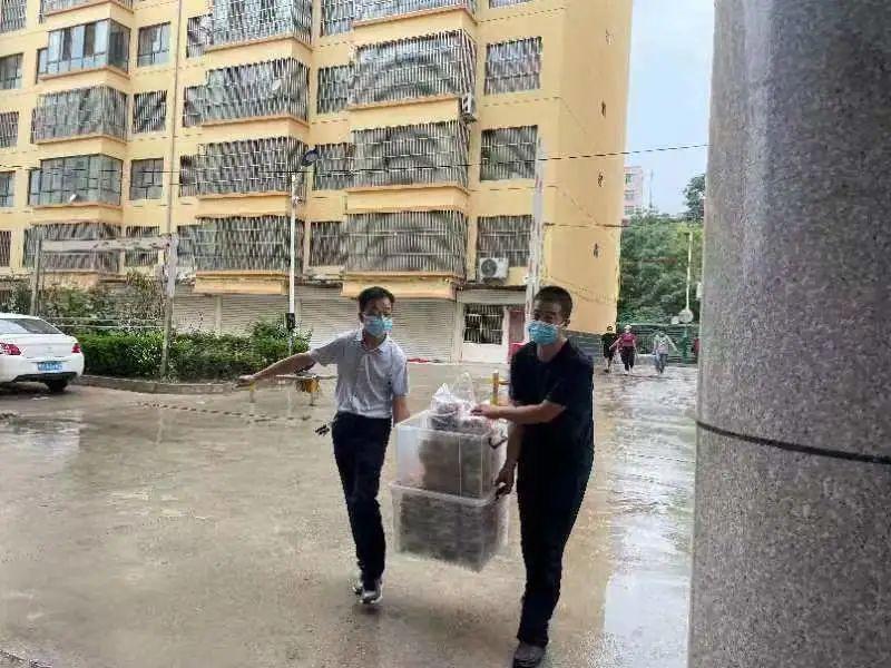看到路邊的醫(yī)護(hù)人員，鎮(zhèn)原這對(duì)80后夫妻果斷做了一個(gè)決定！
