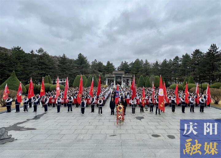 【加強(qiáng)未成年人思想道德建設(shè)】慶陽(yáng)一中組織2021級(jí)全體師生赴南梁開展研學(xué)旅行實(shí)踐活動(dòng)