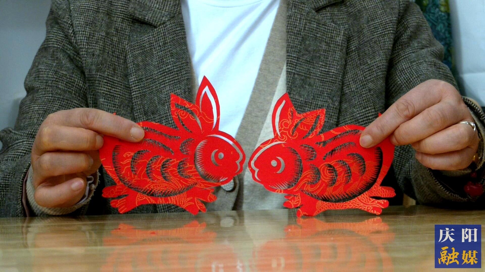 華池縣文化館非遺工坊的手藝人創(chuàng)作的剪紙。 通訊員 雷彩利 攝