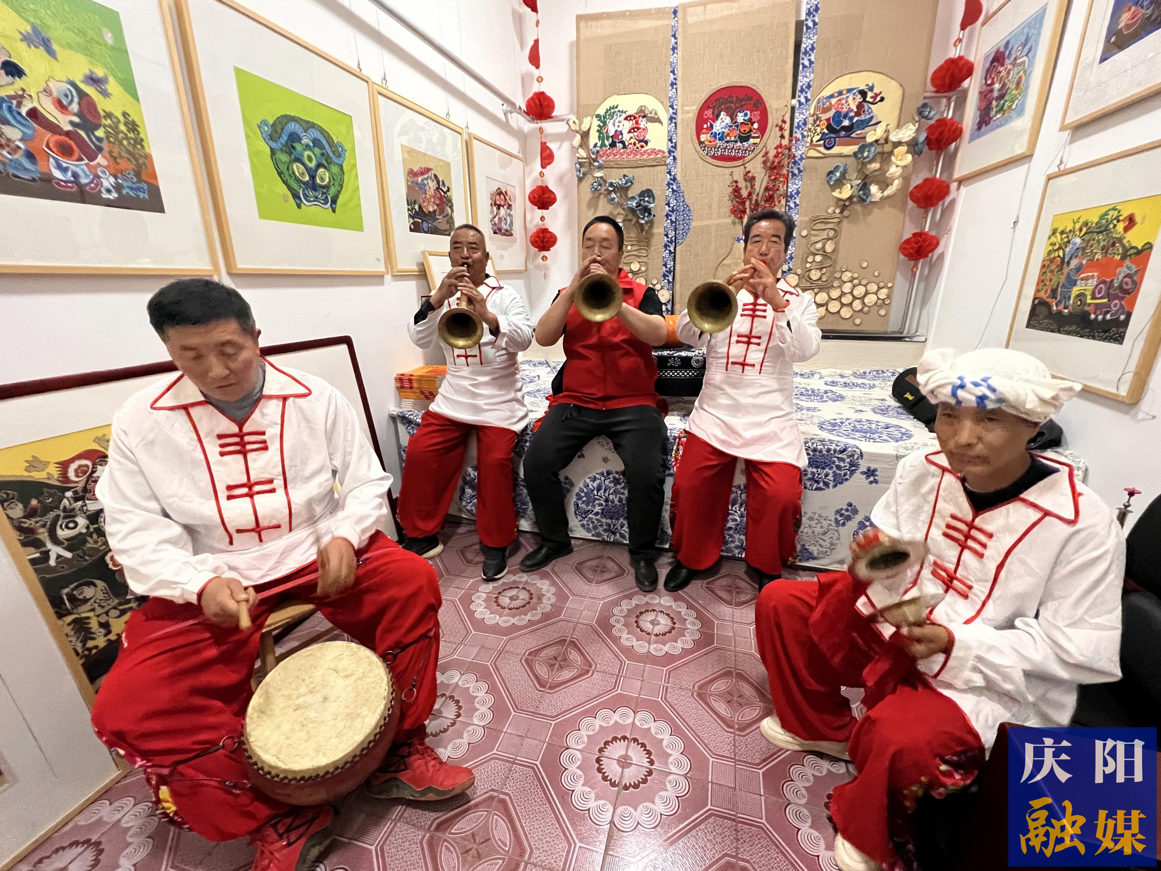 高小兵（左三）和同伴在練習(xí)吹嗩吶。