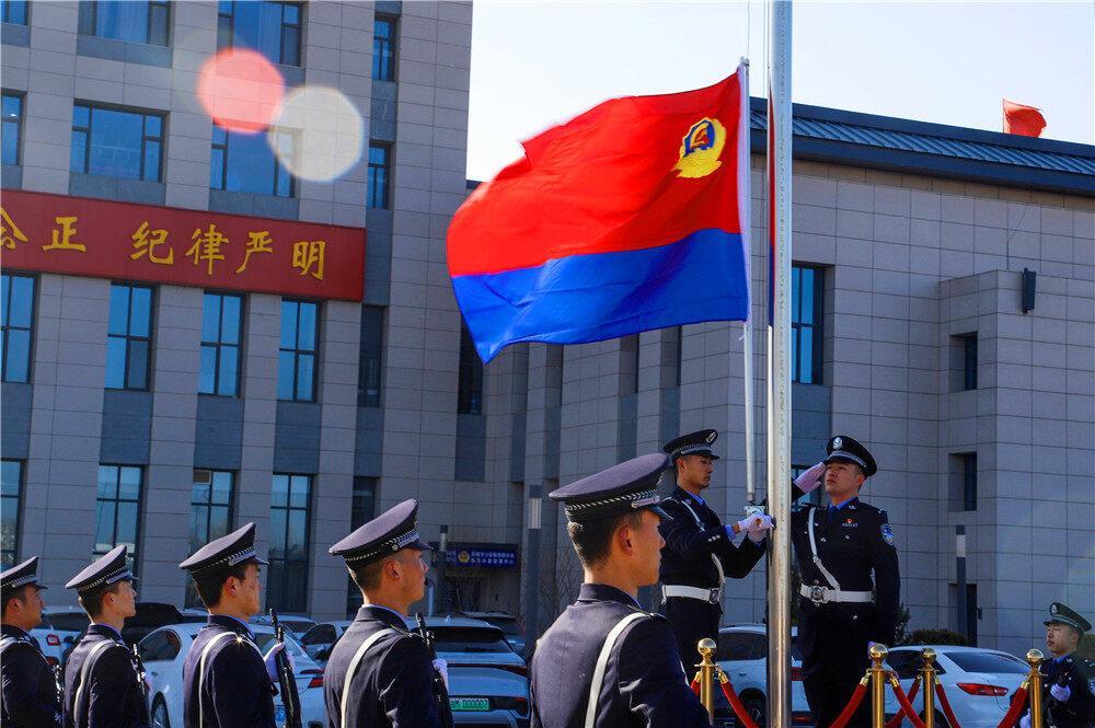 【攝影報(bào)道】慶陽(yáng)市公安局西峰分局舉行升警旗儀式，慶祝第四個(gè)中國(guó)人民警察節(jié)
