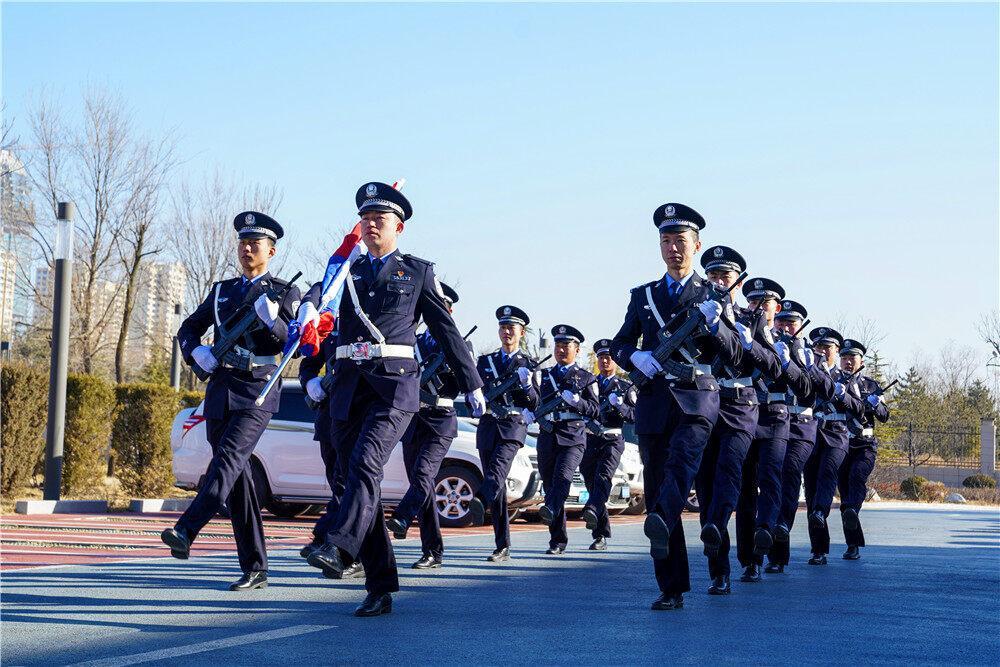 【攝影報(bào)道】慶陽(yáng)市公安局西峰分局舉行升警旗儀式，慶祝第四個(gè)中國(guó)人民警察節(jié)