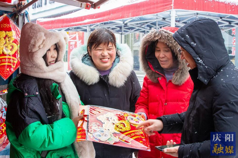 【攝影報(bào)道】趕年集，備年貨，歡天喜地過(guò)大年