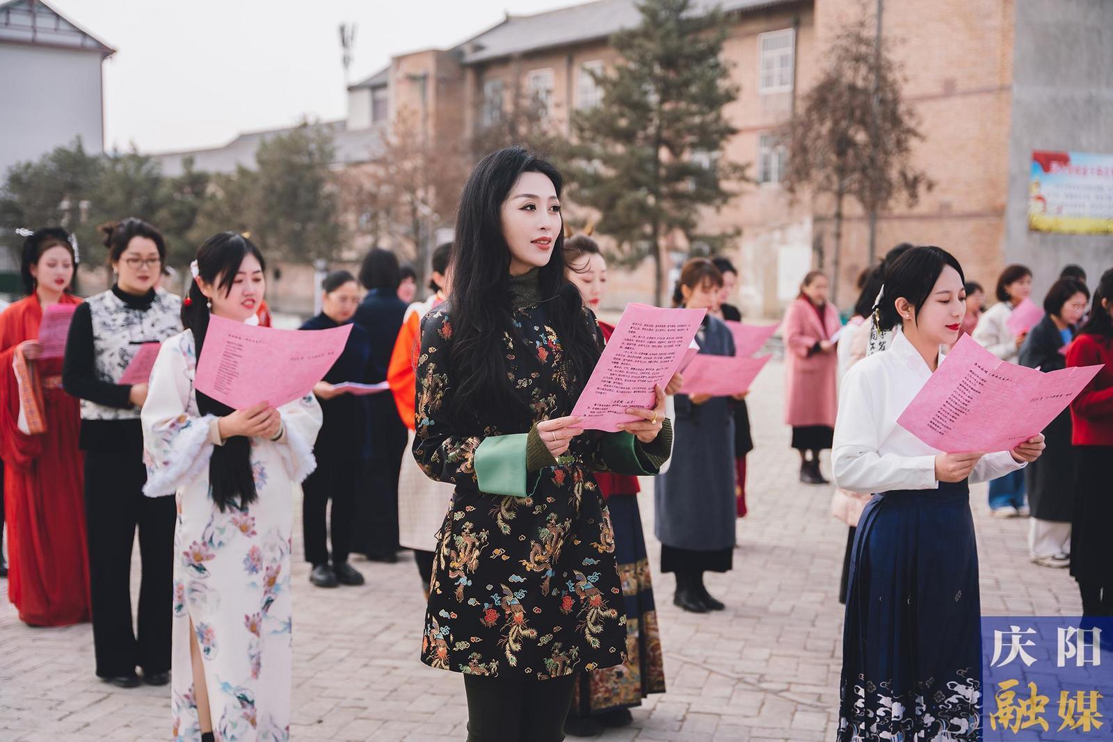 【攝影報(bào)道】春日有約不負(fù)芬芳 ——市委宣傳部、市委統(tǒng)戰(zhàn)部、市融媒體中心女職工攜手共慶“三八”國(guó)際勞動(dòng)?jì)D女節(jié)