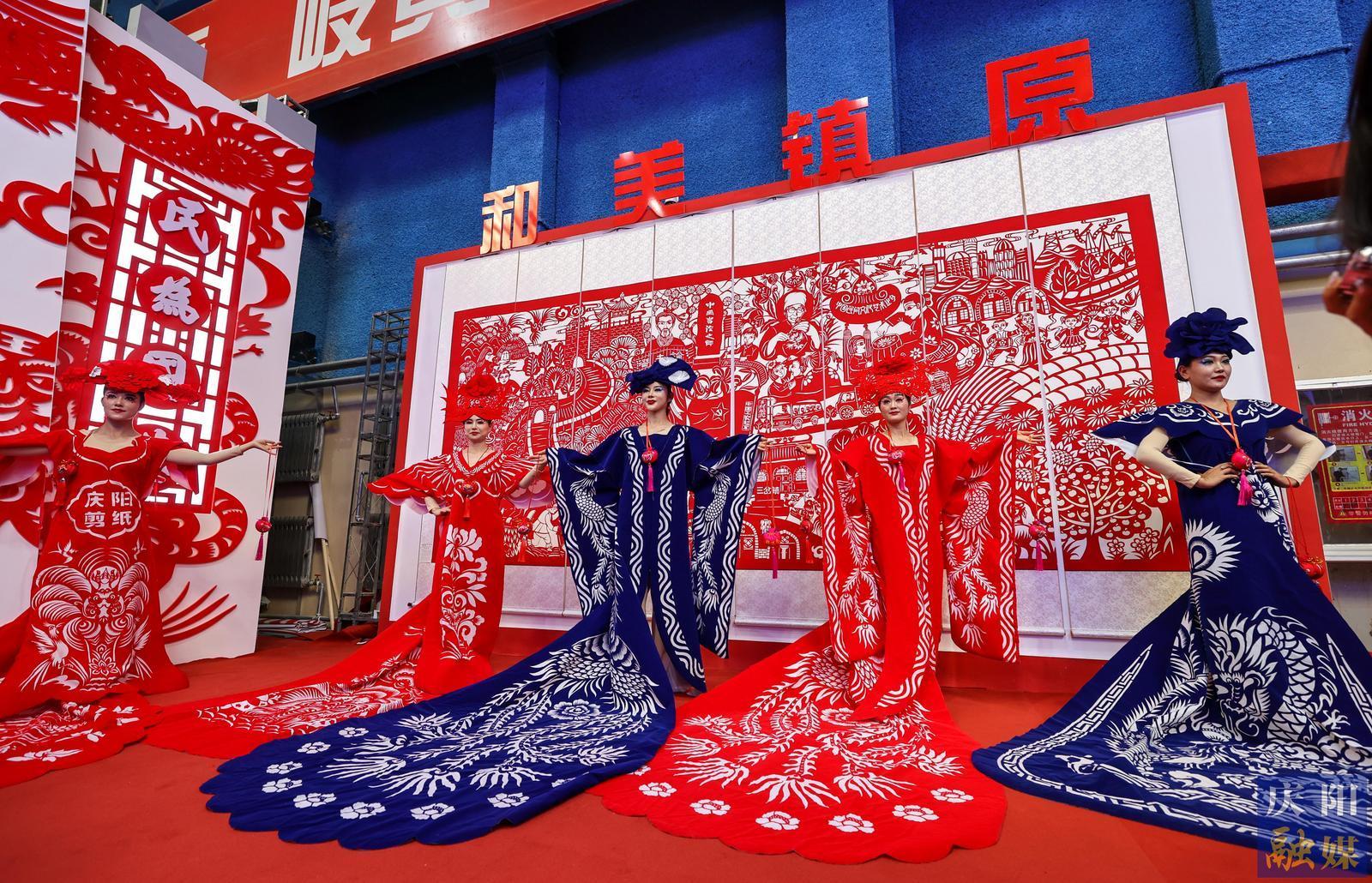 【攝影報道】香包、刺繡、剪紙……慶陽民俗文化精品展區(qū)中哪些展品驚艷到你