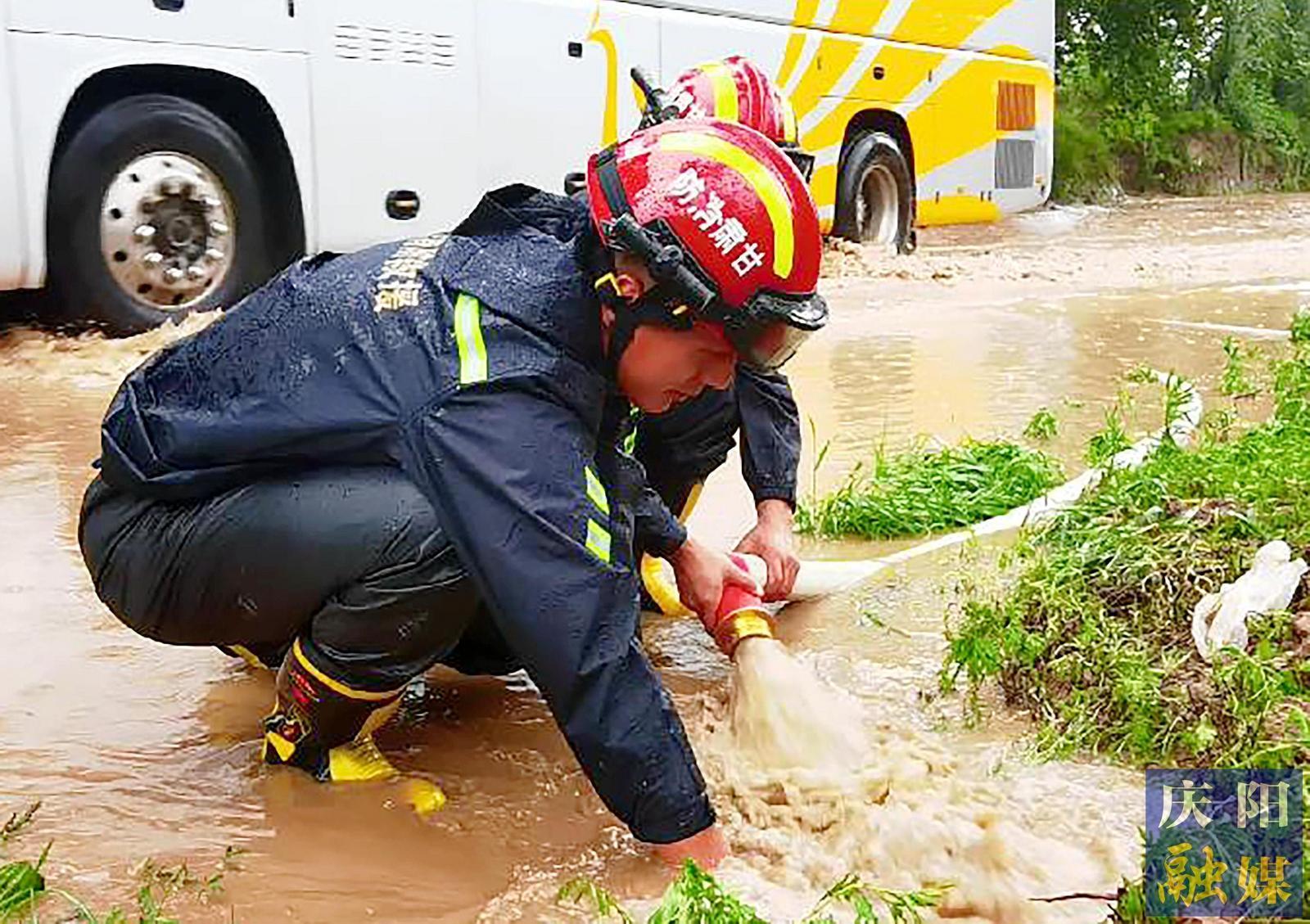 【攝影報(bào)道】暴雨突襲 慶陽消防聞“汛”而動(dòng)