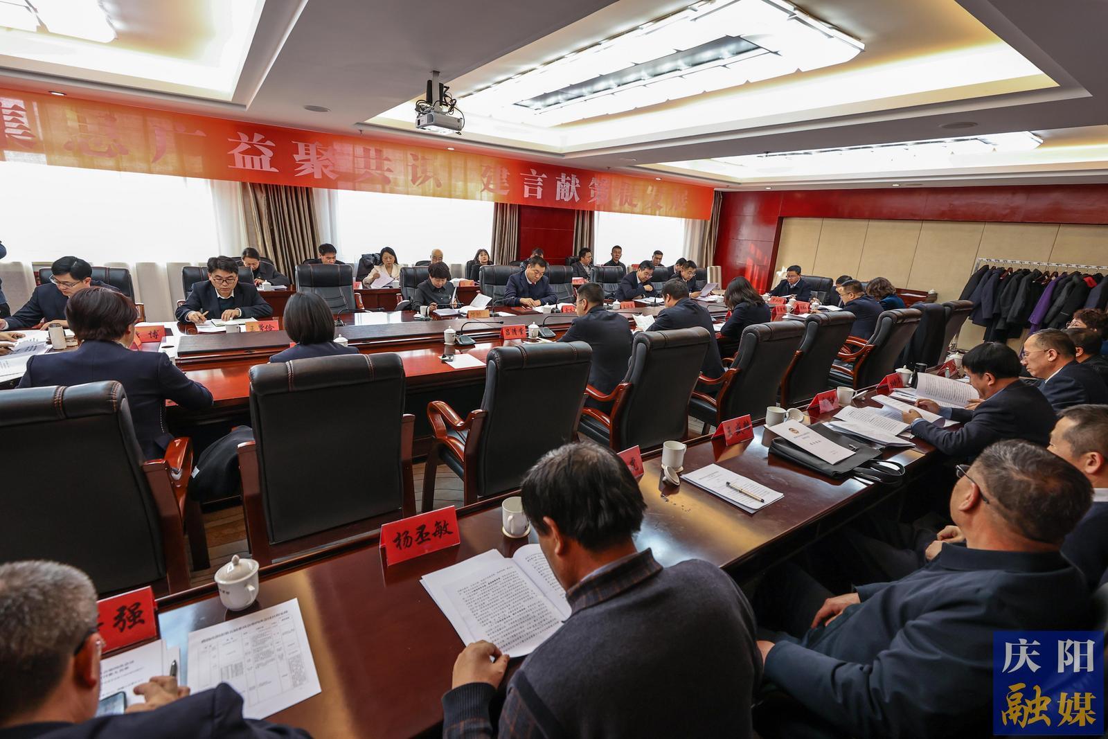 【圖說兩會(huì)】凝心聚力，共謀發(fā)展！慶陽市政協(xié)委員分組討論黃澤元講話和政協(xié)兩個(gè)報(bào)告