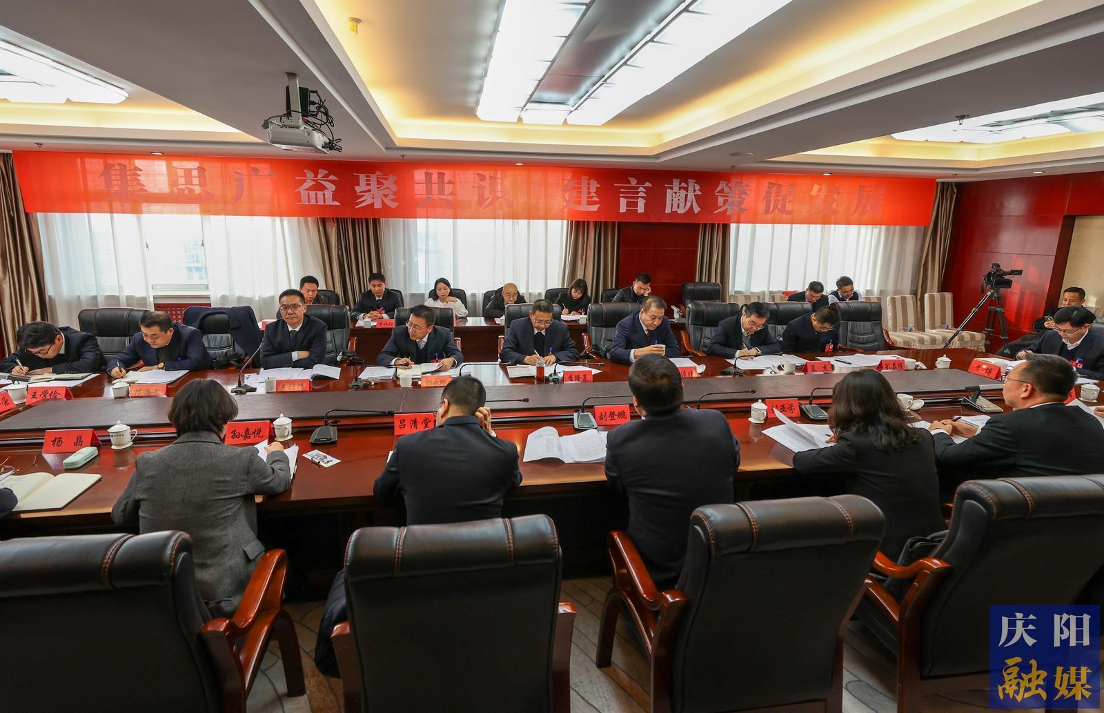 【圖說兩會(huì)】市政協(xié)委員分組討論政府工作報(bào)告和計(jì)劃、財(cái)政報(bào)告