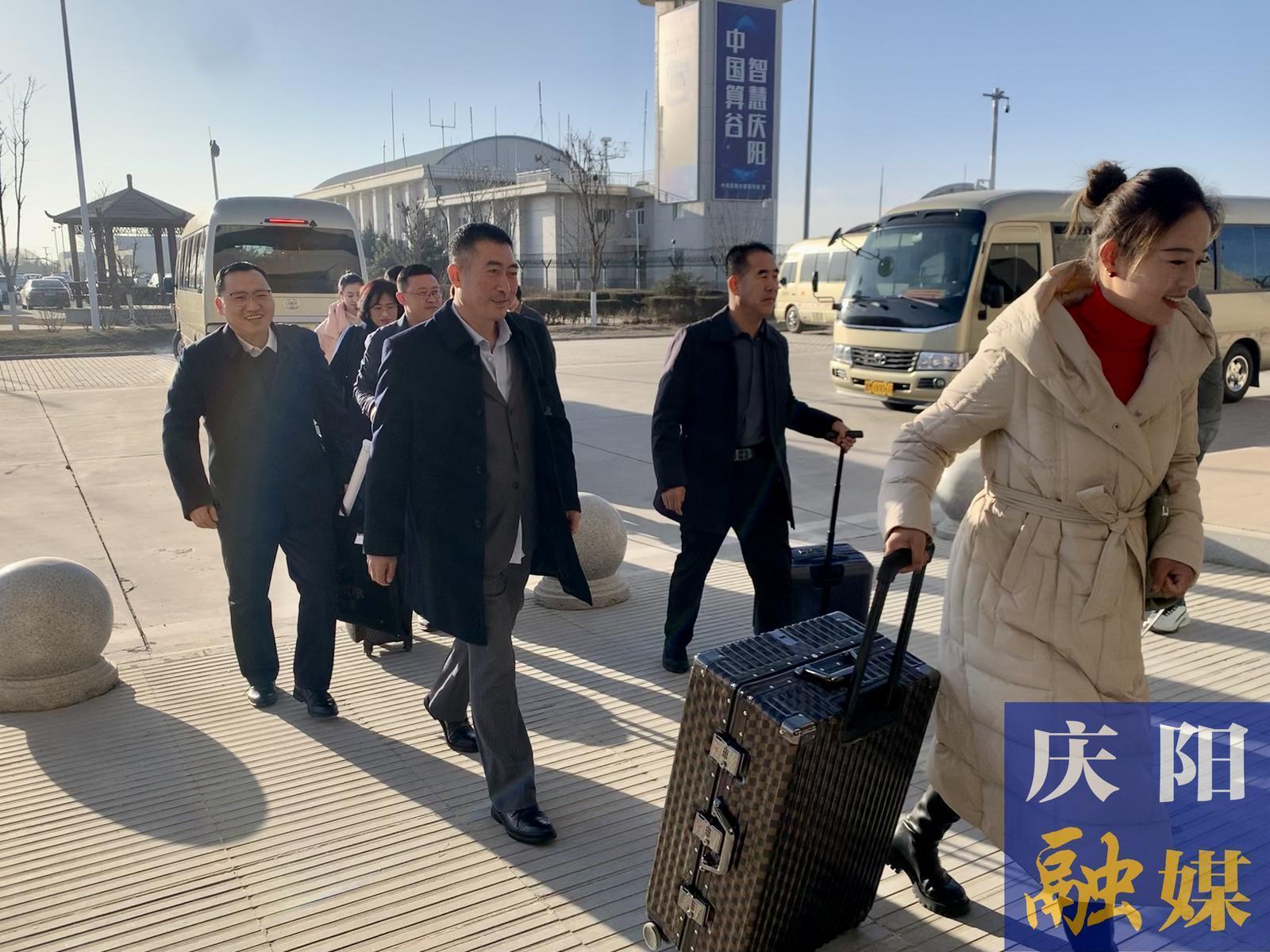 出席省十四屆人大三次會議的慶陽市代表團(tuán)代表抵蘭向大會報到
