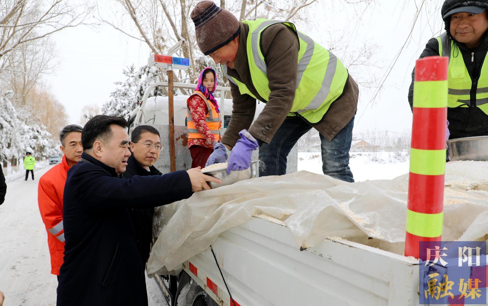黃澤元在調(diào)研道路除雪保通保暢工作時(shí)強(qiáng)調(diào) 高質(zhì)高效安全開展道路冰雪清運(yùn)工作 最大限度減輕強(qiáng)降雪天氣帶來的影響