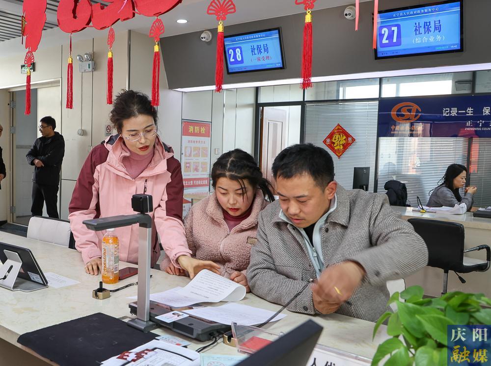 【攝影報(bào)道】正寧縣“小寧幫辦”：政務(wù)服務(wù)新亮點(diǎn)，提升群眾滿意度