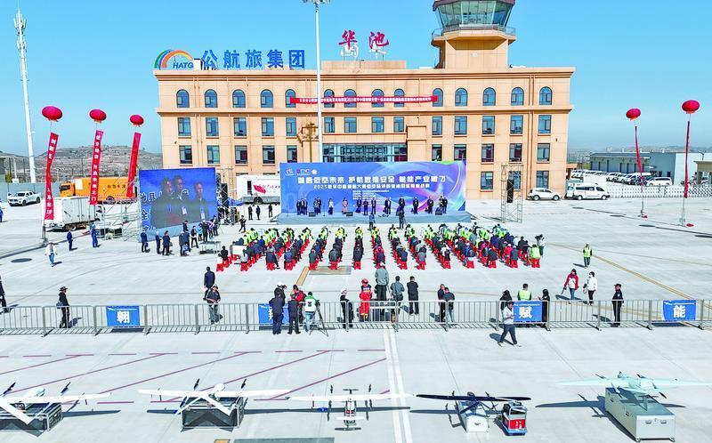 2025數(shù)字中國創(chuàng)新大賽·低空經(jīng)濟賽道·特別報道丨無人機秒變“巡檢尖兵”！全國首次油田巡檢挑戰(zhàn)賽在慶陽舉行
