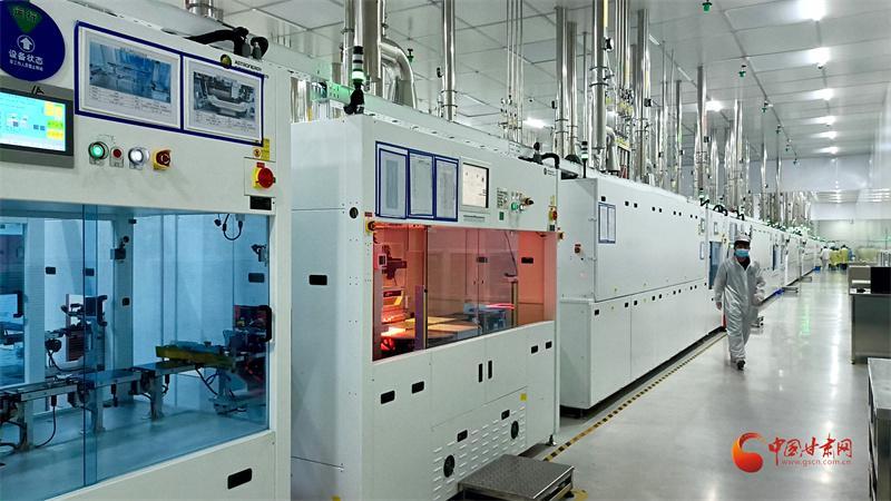 強(qiáng)信心 看發(fā)展丨酒泉新能源工廠 “機(jī)器人”來(lái)了