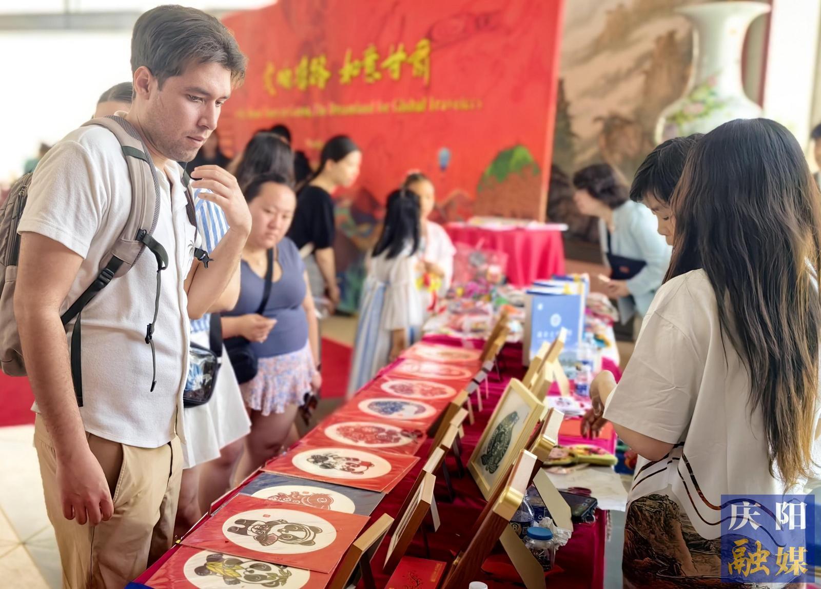 慶陽剪紙亮相中國駐美大使館  ——非遺傳承人馬路3分鐘剪出文化共鳴